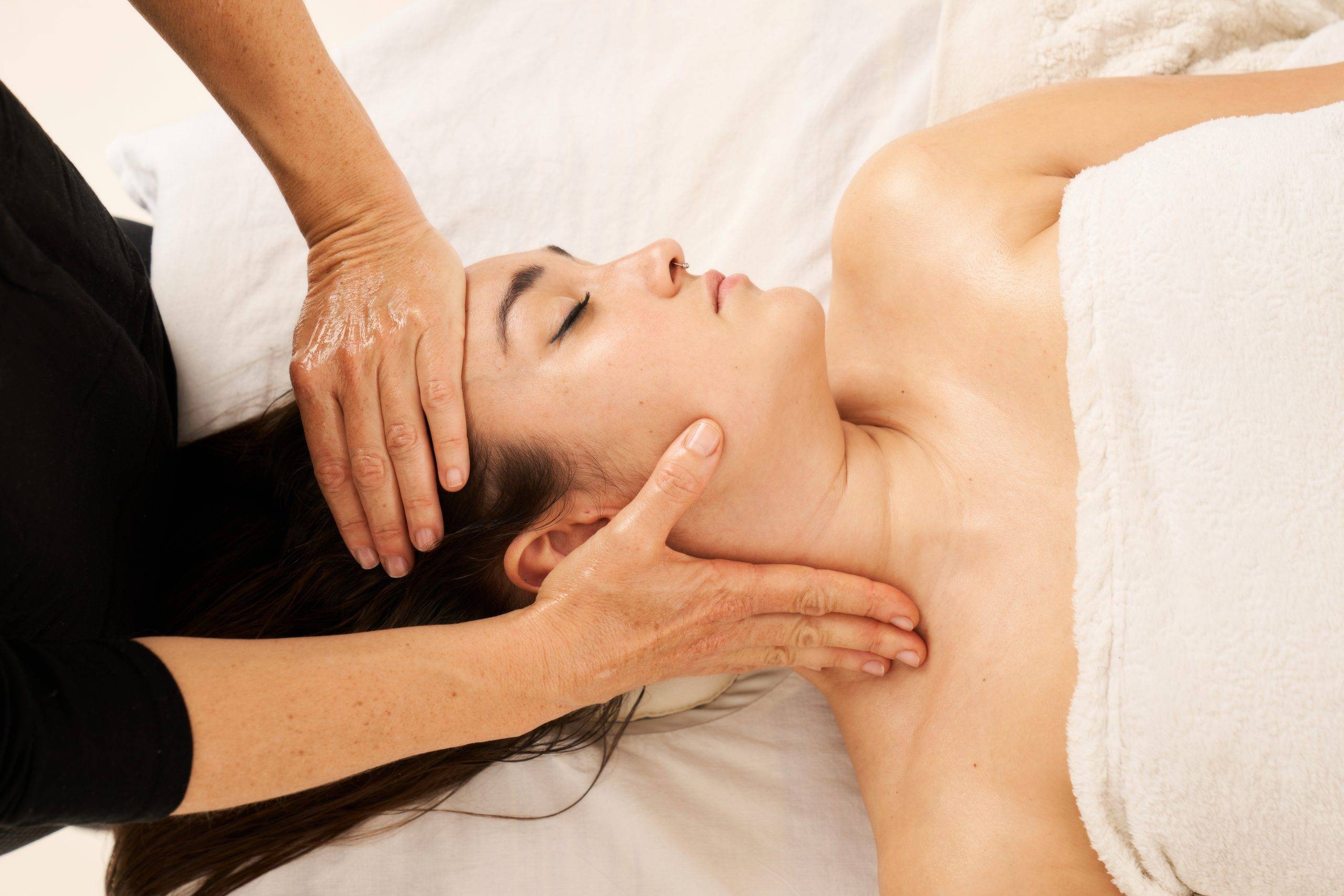 Therapist performs massage to eliminate neck pain